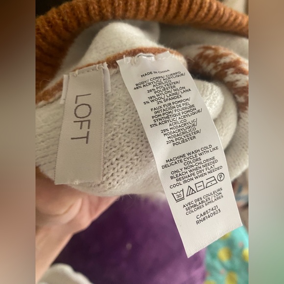 LOFT Rust Snowflake Pom Pom Beanie - Picture 3 of 3